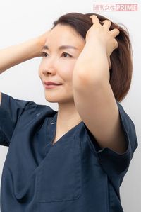 【STEP5】（1）両手の指を開いて側頭部から後頭部にかけて軽く圧をかけながら動かし、頭部にたまった老廃物を集める