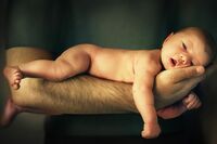 「父親の育児休暇」日本の取得率は3.06％、先進国アメリカの場合は？