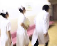 予算削減ありきの政策で行き場がない! 医療・介護の現場で高齢者が難民化