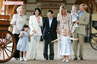 オランダでの静養中、同国の女王や皇太子一家と王室馬車庫をご見学。平成18（2006）年8月