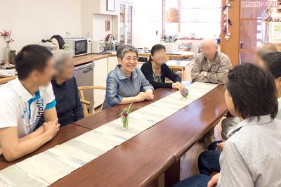 暮らしの保健室の利用者と談笑。「ご縁がやってきて」実現できた