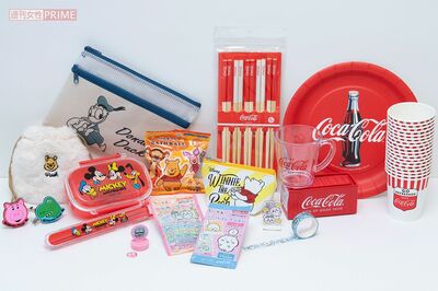 ディズニーキャラクターがプリントされたお弁当箱、レトロなコカ・コーラの瓶やロゴがインパクト大な紙皿、ちいかわのマスキングテープなど。すべて100円（税抜き）で購入