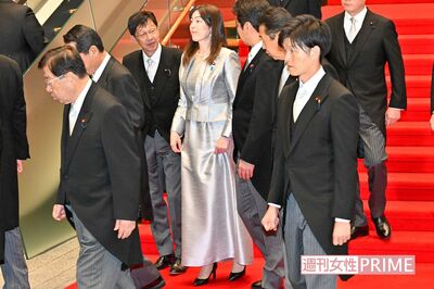 高市新内閣ひな段撮影後、小野田紀美氏を取り囲むベテラン男性議員ら