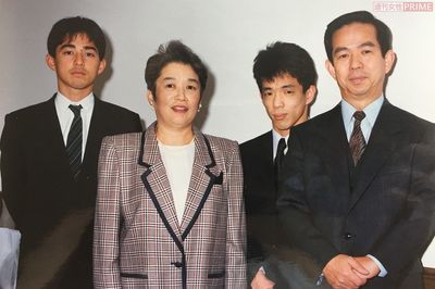 教員になった井本さん（左）と、両親、兄・温也さんとの家族ショット