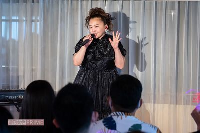 船上パーティーで歌う華原。この日の休憩中にプロポーズされたという