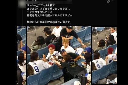 number_iからサインをもらうために身を乗り出すファン（Xより、編集部一部加工）