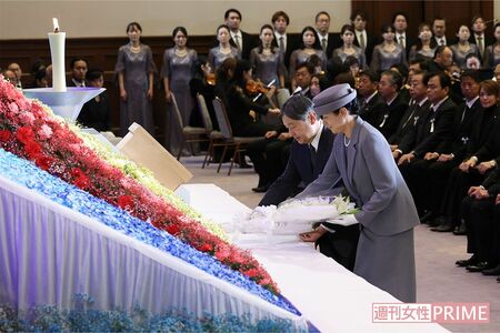 2025年1月17日、阪神・淡路大震災30周年追悼式典に出席され、献花台に花を手向けられた両陛下