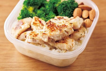 ハーブ香る塩糀鶏むねのオリーブオイル焼き弁当