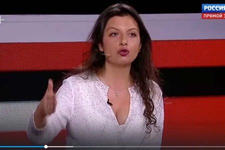 ニュース討論番組に出演するマルガリータ・シモニャン氏（RUTUBEより）