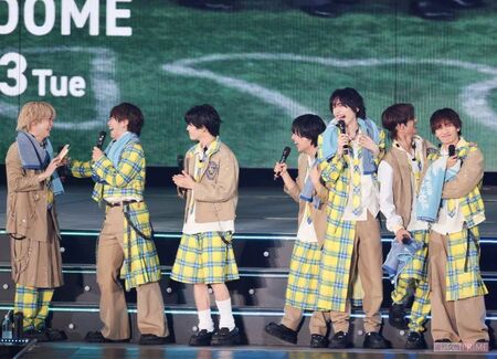 初のドーム公演がサプライズ発表され、大きな歓声に思わず涙を見せた藤原丈一郎ともらい泣きする西畑大吾　撮影／齋藤周造