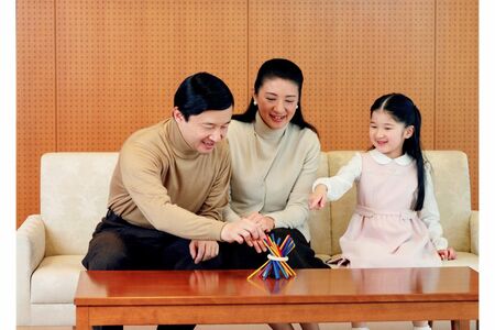 2008年　48歳　ご一家が楽しまれているのは、ドイツのハバ社が販売するゲーム「スティッキー」（宮内庁提供）