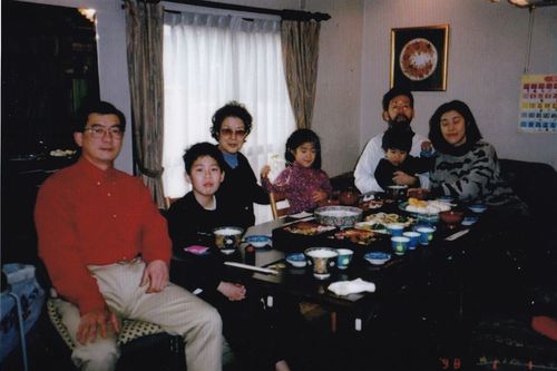二世帯住宅に暮らす両家は、入江さん一家がイギリスから戻ってくるたび、大家族のように食卓を囲むのが常だった。写真は事件が起きる2年前の正月元日