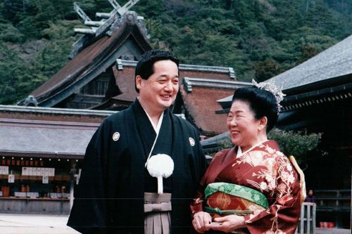 2人は、15年の同居後、出雲大社で結婚式を挙げた。2人とも初婚