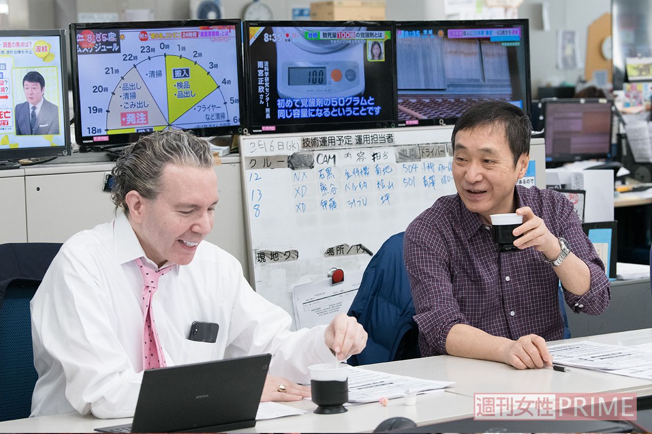 【8:30】到着してすぐに台本などをチェック。さらにその後、出演者＆スタッフで1時間ほど打ち合わせ。デーブ・スペクターのジョークにタジタジ!?　撮影／山田智絵