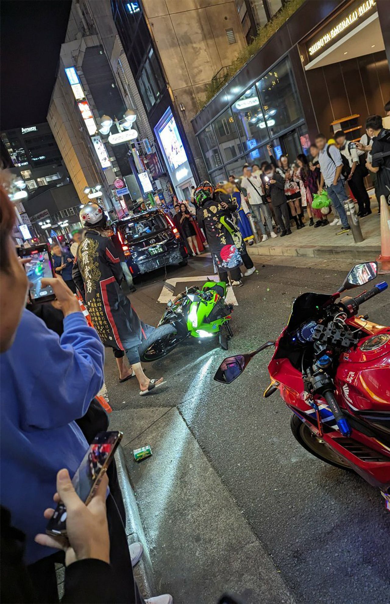 10月31日の渋谷ハロウィン、バイクとタクシーの追突事故後が撮られた写真（SNSより）