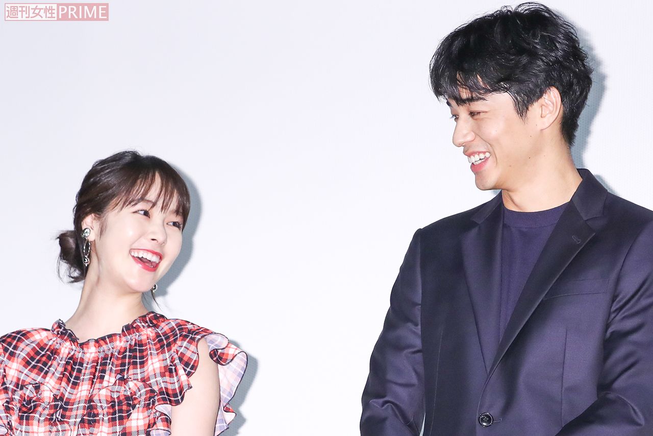 見つめあって笑い合う唐田えりかと東出昌大