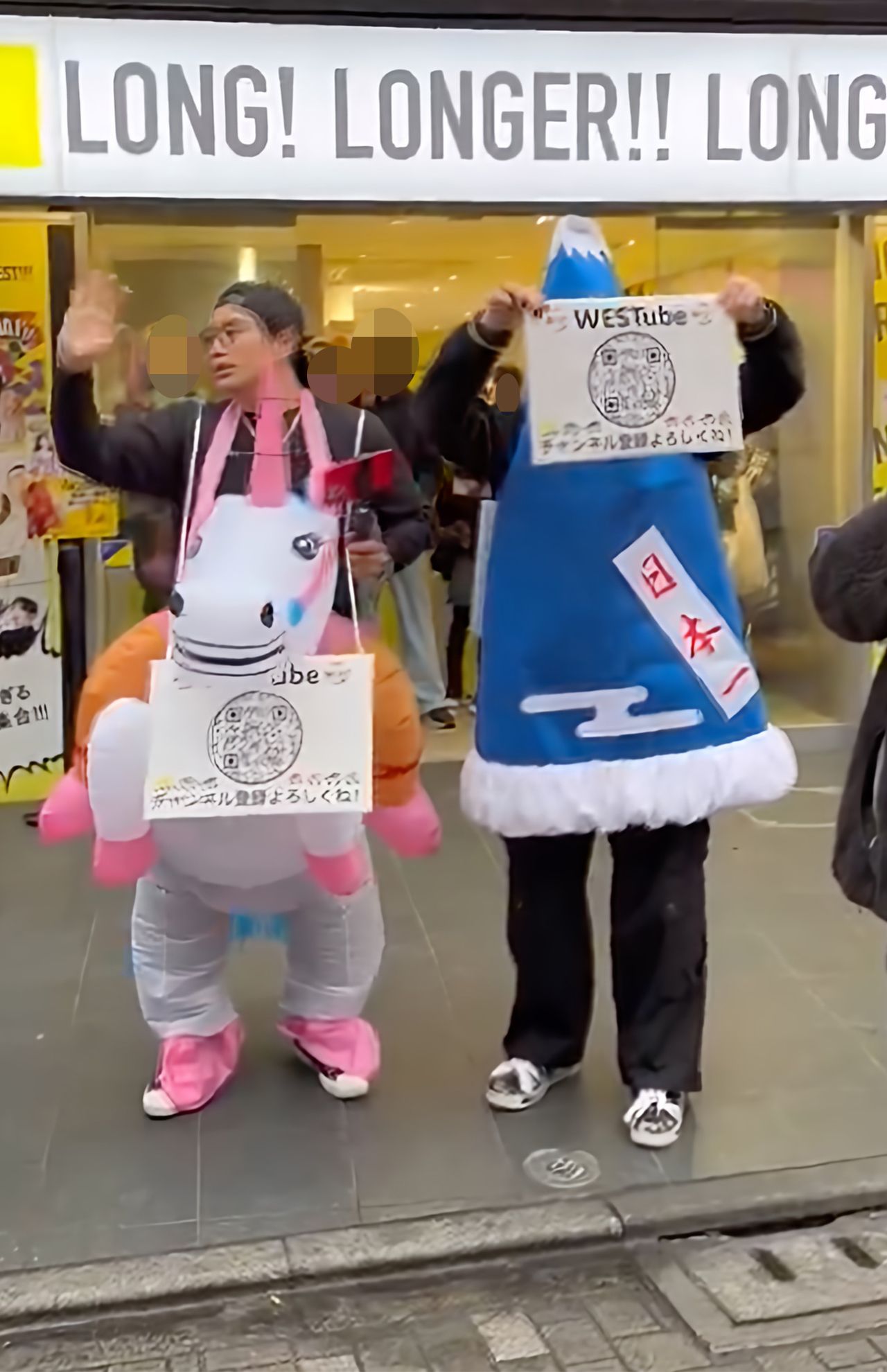 原宿でYouTubeの撮影を行うWEST.桐山照史と神山智洋（Xより）