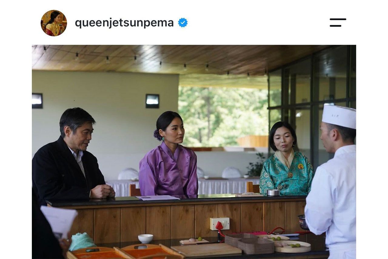 彬子女王と同席する伊藤穣一氏の様子はブータンのペマ王妃のインスタグラムに投稿された(公式インスタグラムより)