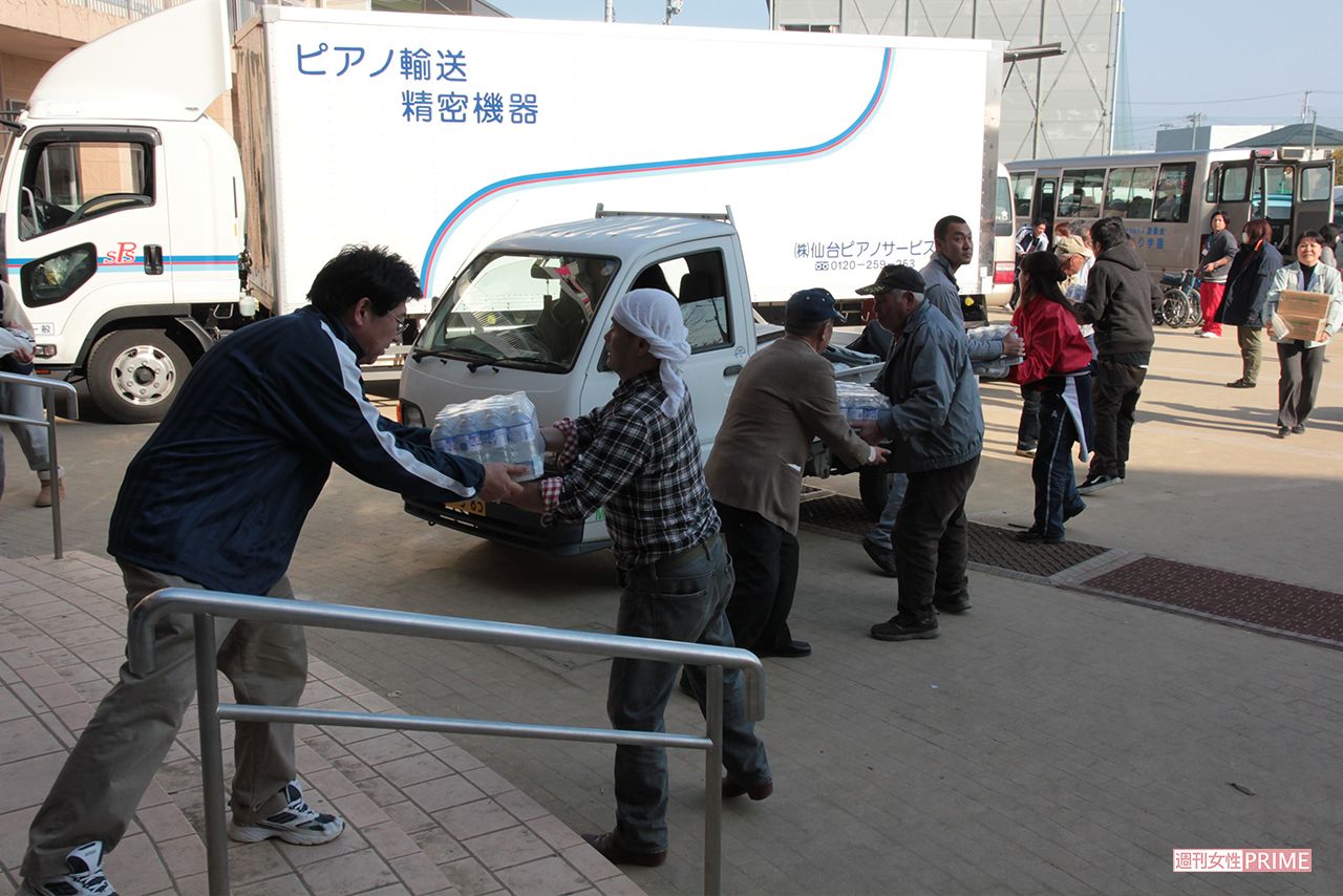 仙台市の避難所で助け合う人たち（2011年3月13日）