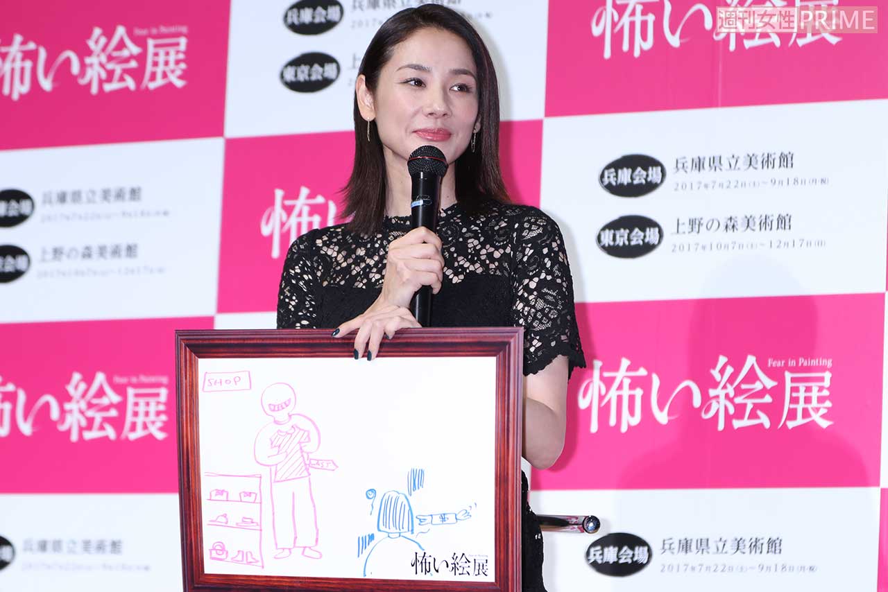 '17年5月、「怖い絵展」記者発表で自筆の“怖い絵”を披露する吉田羊