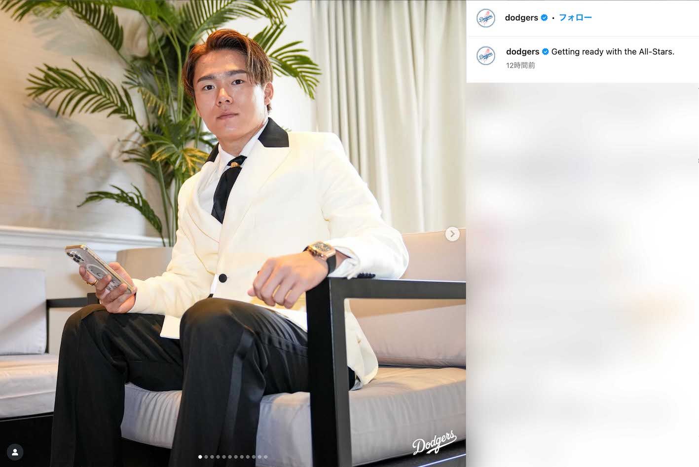 MLBオールスター戦のレッドカーペットショーに、ホテルのベルボーイ風な装いで登場した山本由伸。超高級腕時計を着用（ドジャースの公式インスタグラムより）