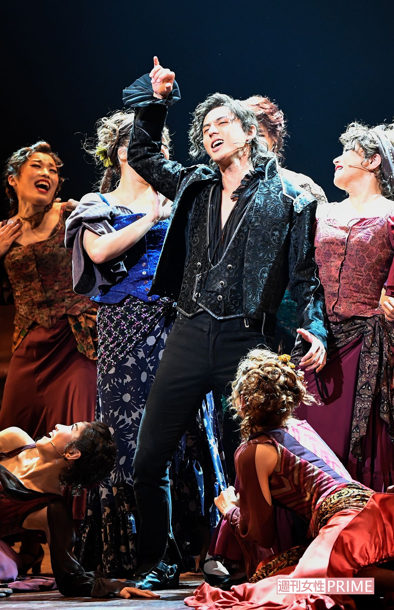 行く先々で女たちに囲まれてしまう　撮影／山田智絵