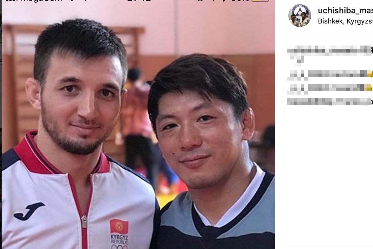 キルギスの選手と写真を撮る内柴（インスタグラムより引用）