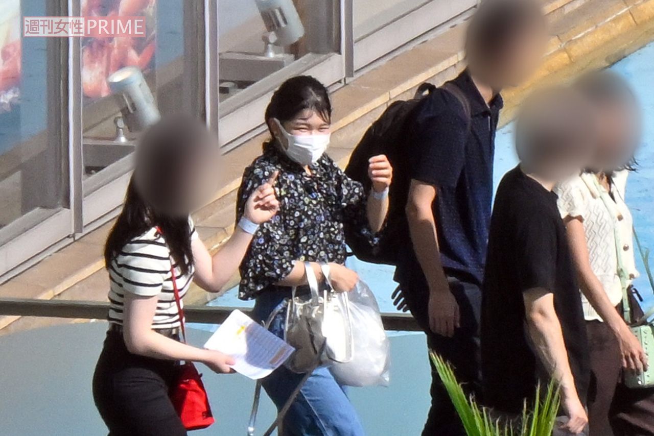 2023年9月12日、東京ドームシティでご友人と談笑される愛子さま。アトラクションを満喫された