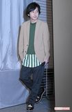 『嵐 活動休止表明会見』ベージュのジャケットを羽織り登場した二宮和也
