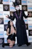 2013年、セガ『デーモントライヴ』完成発表会に出席した聖飢魔II・デーモン閣下と壇蜜