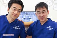 “オッサン”の顔がどデカくプリント『きぬた歯科』看板広告、兄弟コラボのウラ側を“ケンカ対談”で明かす