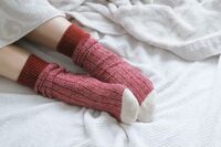 【知って楽しい雑学】「寝るときに靴下をはく」はNG温活!睡眠のプロがおすすめするのは「2時間前入浴」