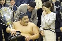 《大相撲》尊富士が110年ぶりの快挙！「ラーメンは苦手」高野豆腐に“たらの子あえ”に“鮫のすぐめ”、優…