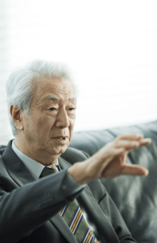 インタビューに答える様子は穏やかな語り口調で、まさにラジオの相談を受けているときのまま。質問の一つひとつに丁寧に言葉を紡ぐ