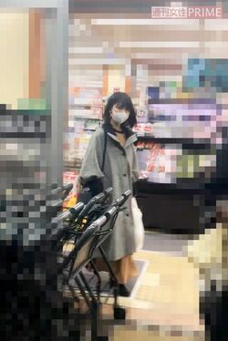 深夜スーパーにて、慣れた手つきで食材を買っていた浜辺美波('20年1月)