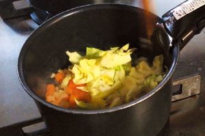 野菜を炒める