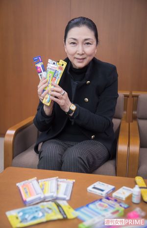 愛用の歯磨きグッズを手に　撮影／廣瀬靖士