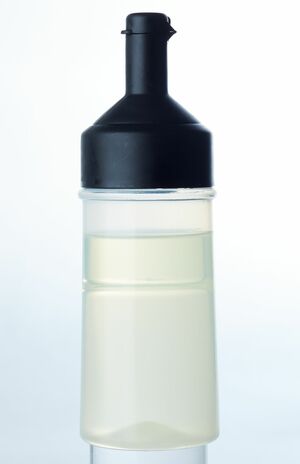 清潔な保存容器に料理酒4（200ml）：サラダ油1（50ml）を入れるだけ！（撮影／鈴木泰介）
