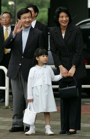 雅子さまがご静養の際によくお召しになっていたストライプ柄のスーツ。平成18（2006）年7月/JMPA