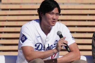 現地時間2026年1月31日、ドジャーフェストのステージショーに登壇した大谷翔平(左)と佐々木朗希(右)／産経ビジュアル