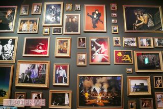 撮り下ろし写真からライブショットまで秘蔵写真が壁一面ビッシリ。年齢とともに魅力を増していくふたりの歴史を堪能しよう☆　撮影／近藤陽介
