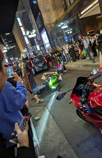 10月31日の渋谷ハロウィン、バイクとタクシーの追突事故後が撮られた写真。容赦無く周囲からカメラを向けられるバイク男性（SNSより）