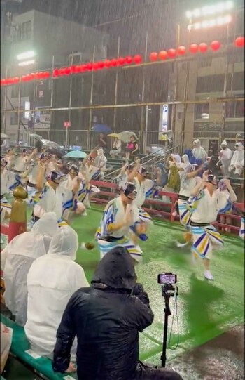 大雨の中、強行開催された徳島市の阿波おどり（ツイッターより）