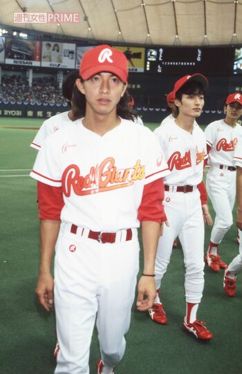 1995年のジャニーズ野球大会で「レッド・ジャイアンツ」メンバーとして試合に臨んだ木村拓哉と草なぎ剛