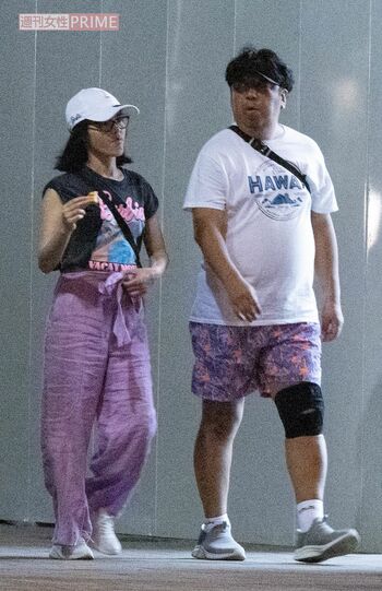 2023年8月、食事を終えた後にお散歩デートする神田愛花と日村勇紀をキャッチ