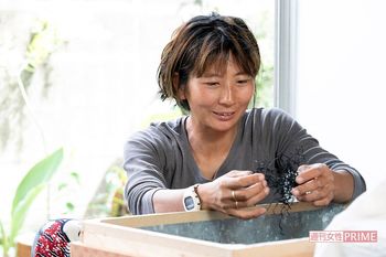 乾燥させたヒジキをひとつひとつ手作業でチェックしてごみを取り除き、納品の準備を行う