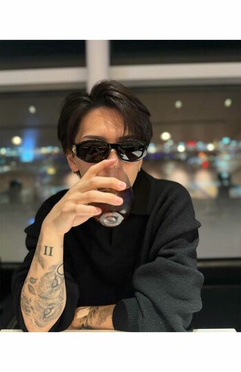 10月10日、順調に増えてきたタトゥーを見せる岩橋（岩橋玄樹公式インスタグラムより）