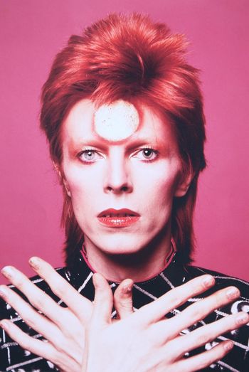 カリスマ的人気のロック歌手・デビッド・ボウイが来日時のヘアメイクも担当。「日本のムーンを描いてほしい」という要求に応えた。衣装は山本寛斎さん