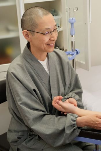 クリニックでは写経や瞑想、ヨガなどの『仏教プログラム』も好評