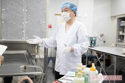 エンバーミングルームで、真保さんは手順をひとつひとつ、丁寧に説明してくれた　撮影／齋藤周造